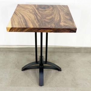 Bàn gỗ me tây kết hợp chân gang toát lên vẻ sang trọng khó cưỡng.